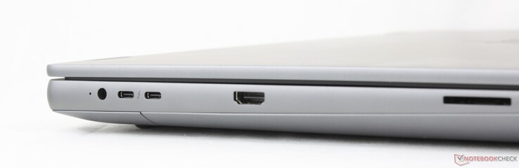 Balra: AC adapter, 2x USB-C Thunderbolt 5 w/ DisplayPort 2.1 + Power Delivery (80 Gbps), HDMI 2.1, SD kártyaolvasó