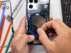 RedMagic 11 Pro aktív hűtőrendszer kitéve. (JerryRigEverything a YouTube-on)