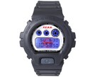 A Casio G-Shock DW-6900 x F.C. Real Bristol modell kék EL-háttérvilágításával, amely a digitális kijelző mögött egy rejtett piros Bristol-logót tár fel.