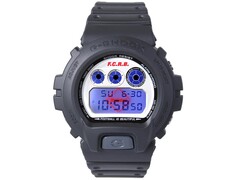 A Casio G-Shock DW-6900 x F.C. Real Bristol modell kék EL-háttérvilágításával, amely a digitális kijelző mögött egy rejtett piros Bristol-logót tár fel.