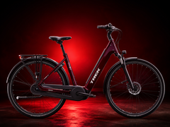 A District+ e-bike kobravér színben