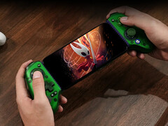 Nem hivatalos Hollow: Knight Silksong mobil port frissül az 1.0.5b verzióra. A képen: a játék egy telefonon fut. (Kép forrása: GameSir - szerkesztve)