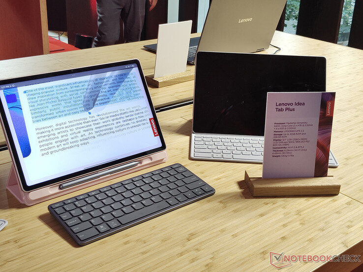 A tablet tartozékokkal (Kép forrása: Notebookcheck)
