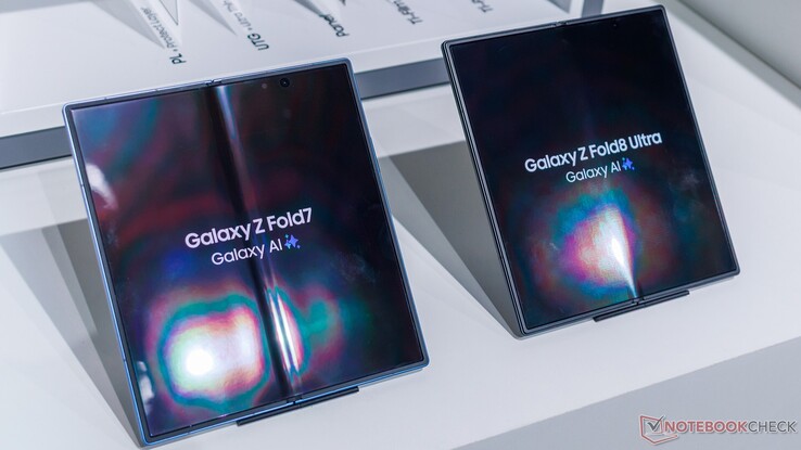 A Galaxy Z Fold7-en látható hajtásnyom (feltehetően a használat miatt) összehasonlítva egy új Galaxy Z Fold8 Ultra készülékkel.