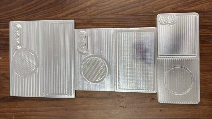 A Galaxy Z Fold8, Galaxy Z Wide Fold és Galaxy Z Flip8, balról jobbra, kibontott állapotban.