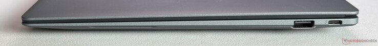Jobb oldalon: USB-A 3.2 Gen 2 (10 Gbps), USB-C 4.0 Thunderbolt 4 támogatással (40 Gbps, DisplayPort 1.4, Power Delivery 3.0)
