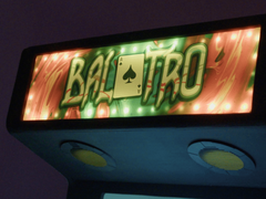 A Balatro logója egy játékgépen