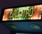 A Balatro logója egy játékgépen