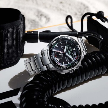 A Citizen Promaster Wave Tracker JV3001-53E életmódkép a fekete vitorlás felszerelések és tengeri kiegészítők mellett.