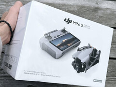 A DJI a jelek szerint már megkezdte a Mini 5 Pro kiskereskedelmi példányainak kiszállítását az influencereknek. (Kép forrása: Reddit)