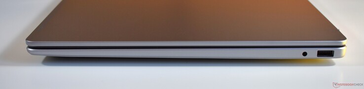 jobb: 3.5mm Audio, USB-A 3.2 Gen 1