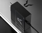 A Bellator 245 W-os laptop-töltő kerek 5525-ös DC-csatlakozóval rendelkezik. A képen: a hálózati adapter egy laptop tetején.
