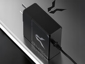 A Bellator 245 W-os laptop-töltő kerek 5525-ös DC-csatlakozóval rendelkezik. A képen: a hálózati adapter egy laptop tetején.