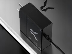 A Bellator 245 W-os laptop-töltő kerek 5525-ös DC-csatlakozóval rendelkezik. A képen: a hálózati adapter egy laptop tetején.