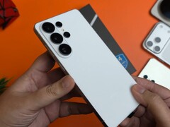 A Samsung Galaxy S26 Ultra kihagyja a beépített mágneseket, de támogathatja a gyorsabb vezetékes töltést.