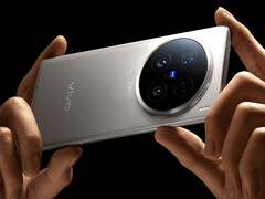 A Vivo X300 Pro valamivel kisebb lesz, mint a képen látható X200 Ultra. (Kép forrása: Vivo)