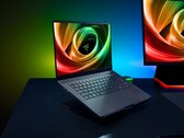A 2025 Razer Blade 14 a kis és vékony formája ellenére is a legjobb versenyzőnek számít (Kép forrása: Razer)