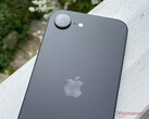 Az iPhone 16e még a Apple szabványai szerint is viszonylag visszafogott dizájnnal rendelkezik. (Kép forrása: Notebookcheck)