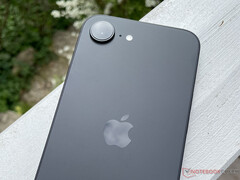 Az iPhone 16e még a Apple szabványai szerint is viszonylag visszafogott dizájnnal rendelkezik. (Kép forrása: Notebookcheck)