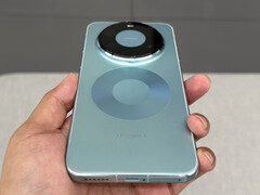 A Huawei Mate 80 Pro Max világoskék kivitelben. (Kép forrása: fenibook)