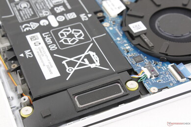 Az elülső sarkok közelében lévő, lefelé irányuló sztereó hangszórók még nagy hangerőn sem mutatnak zörgést