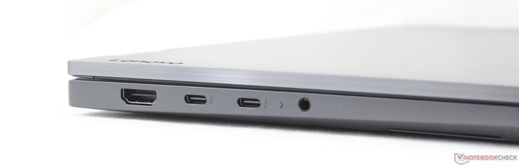 Bal oldalon: HDMI 2.1, 2 db USB-C Thunderbolt 4 csatlakozó DisplayPort 2.1-el és Power Delivery-vel (65 W), 3,5 mm-es fejhallgató-csatlakozó