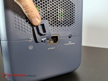 A váltóáramú töltőport a jobb oldalon található, a kettős hűtőventilátorokkal együtt.