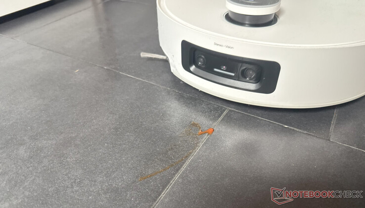 Egy enyhén megszáradt ketchupfolt utolsó maradványai, mielőtt szinte teljesen eltávolítják