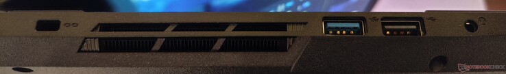 Bal oldal: USB-A 3.1 Gen1, USB-A 2.0, Line-In/Out, Kensington Lock, USB-A 3.1 Gen1, USB-A 2.0, Line-In/Out