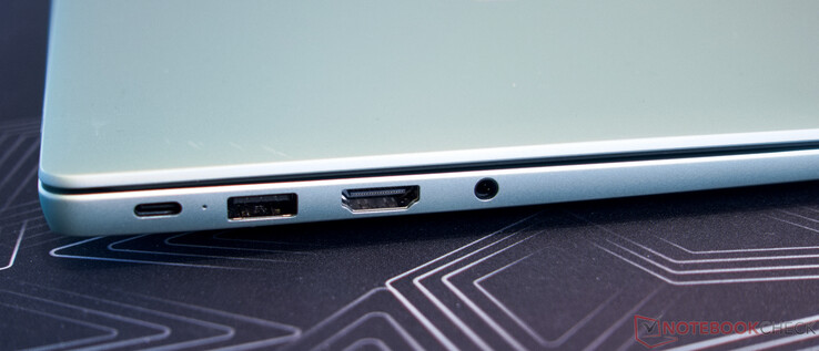 USB-C (adatátvitel, töltés, DisplayPort), USB-A (3.2 Gen 1), HDMI, 3,5 mm-es fejhallgató-csatlakozás
