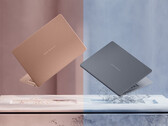 A Panther Lake ZenBook 14 OLED teljes feltöltés mellett akár 18 órányi internetes böngészést ígér. A képen: egy promóciós fotó, amely a laptop két színváltozatát mutatja be.