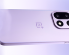 A OnePlus 15 ködlila színben. (Kép forrása: OnePlus, szerk.)