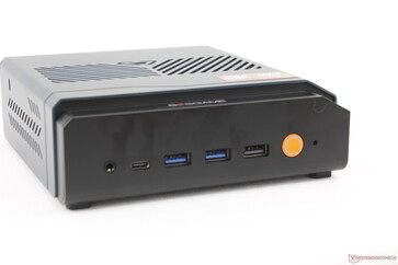 Elülső rész: 3,5 mm-es fejhallgató-csatlakozó, USB-C 4.0 (DisplayPort 2.1-kompatibilis), 3 db USB-A 3.2 Gen. 2, bekapcsológomb, visszaállítási gomb