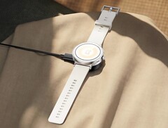 A Realme Watch S5 szokatlanul néz ki a lapos keretének köszönhetően.