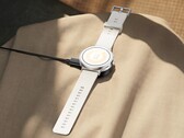 A Realme Watch S5 szokatlanul néz ki a lapos keretének köszönhetően.