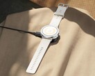 A Realme Watch S5 szokatlanul néz ki a lapos keretének köszönhetően.