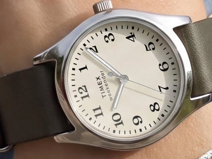 A Timex Weekender New England TW2Y86600 modell ezüstszínű tokja és sötétzöld bőr szíjja oldalról nézve.