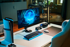 Egy letisztult stúdióbeli játékkonfiguráció, amelyben a fehér íróasztalon a Sony Inzone M10S II monitor látható, mellette egy függőlegesen elhelyezett PlayStation 5 Pro konzol, mechanikus billentyűzet, vezeték nélküli egér és finom kék háttérvilágítású fejhallgató.