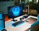 Egy letisztult stúdióbeli játékkonfiguráció, amelyben a fehér íróasztalon a Sony Inzone M10S II monitor látható, mellette egy függőlegesen elhelyezett PlayStation 5 Pro konzol, mechanikus billentyűzet, vezeték nélküli egér és finom kék háttérvilágítású fejhallgató.