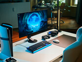 Egy letisztult stúdióbeli játékkonfiguráció, amelyben a fehér íróasztalon a Sony Inzone M10S II monitor látható, mellette egy függőlegesen elhelyezett PlayStation 5 Pro konzol, mechanikus billentyűzet, vezeték nélküli egér és finom kék háttérvilágítású fejhallgató.
