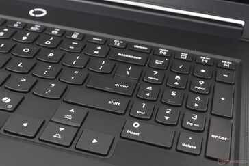 A nyílbillentyűk nagyobbak, mint a fő QWERTY billentyűk a játékhoz való alkalmazkodás érdekében