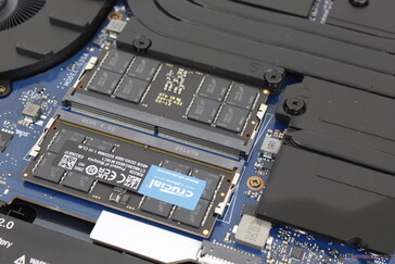 Hozzáférhető 2x DDR5 SODIMM foglalat