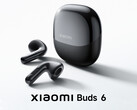 A Xiaomi Buds 6 a három megjelenési szín egyikében.