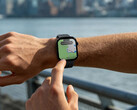A Watch Hyper kettős sávú GPS-rendszerrel rendelkezik. A képen: az okosóra, amelynek kijelzőjén egy térkép látható.