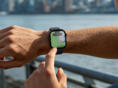 A Watch Hyper kettős sávú GPS-rendszerrel rendelkezik. A képen: az okosóra, amelynek kijelzőjén egy térkép látható.