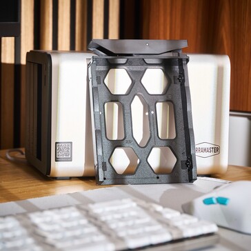 A merevlemeztálcák műanyagból készültek.