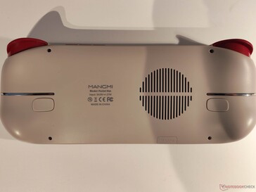 A hátoldalon egy akcentus csík és két gomb található