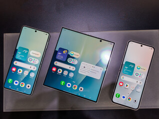 A Samsung legújabb összehajtható telefonjai, kibontva, balról jobbra: Galaxy Z Flip7, Fold7 és Flip7 FE (Kép forrása: Notebookcheck)