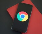 A Google Chrome logóját megjelenítő okostelefon a GLM-5.3-at és egy Chrome-exploitot szemléltet.