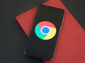 A Google Chrome logóját megjelenítő okostelefon a GLM-5.3-at és egy Chrome-exploitot szemléltet.